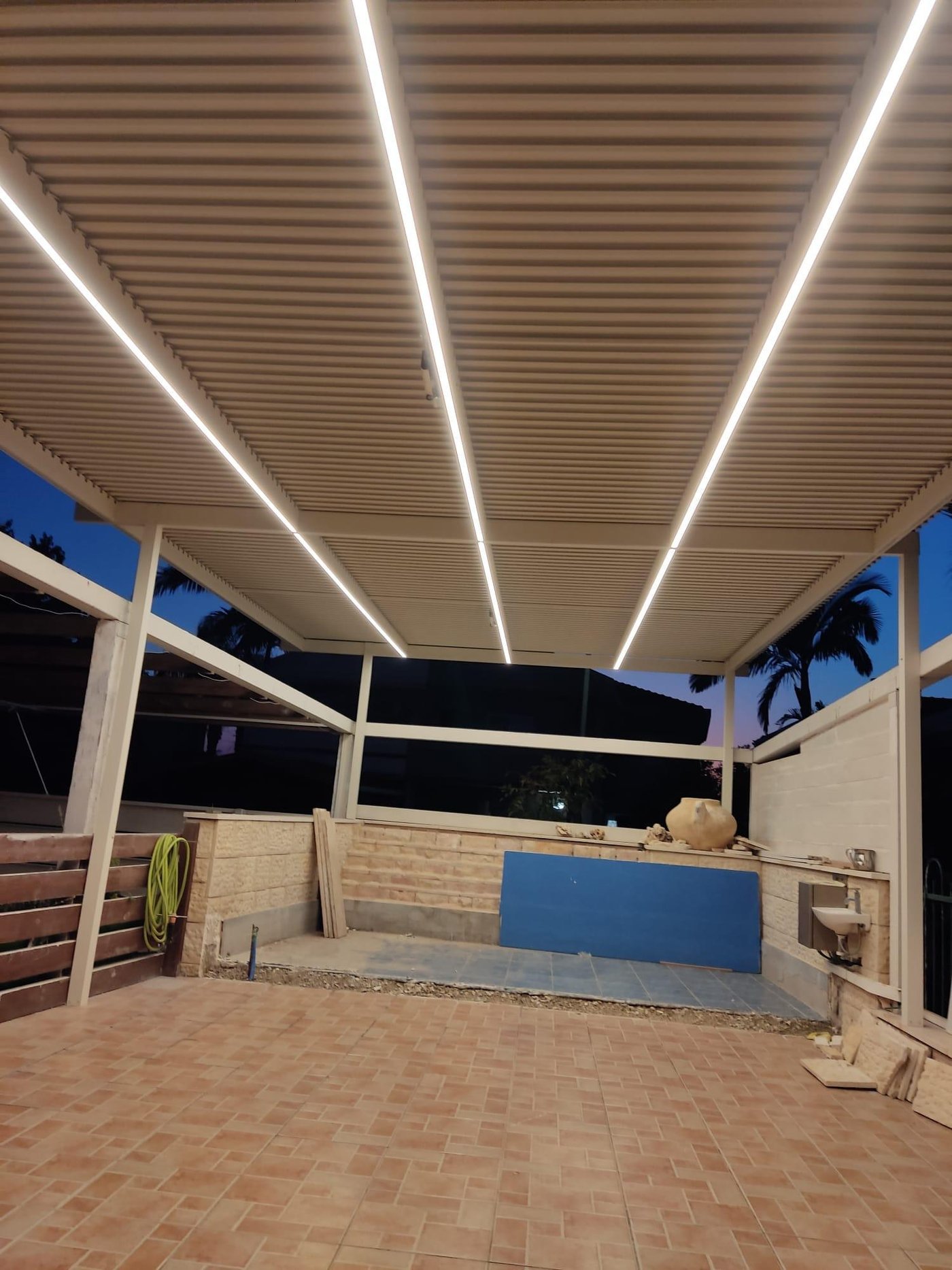 פרגולת רפפות חשמלית פרימיום עם תאורת LED אינטגרלית היוצרת אווירה יוקרתית בכל שעות הערב